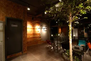 실내에 자작나무가 자라는 캠핑 컨셉 바